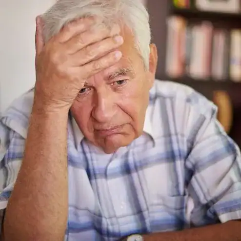 Homme frustré par son poids et sa fatigue, symptômes liés à la glycémie que Glucavit cible